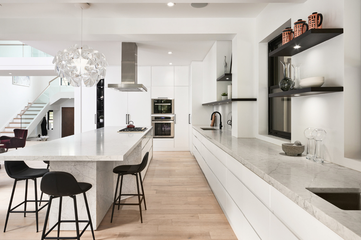 Weiße Küche und moderne Möblierung: Tipps für ein elegantes Ambiente