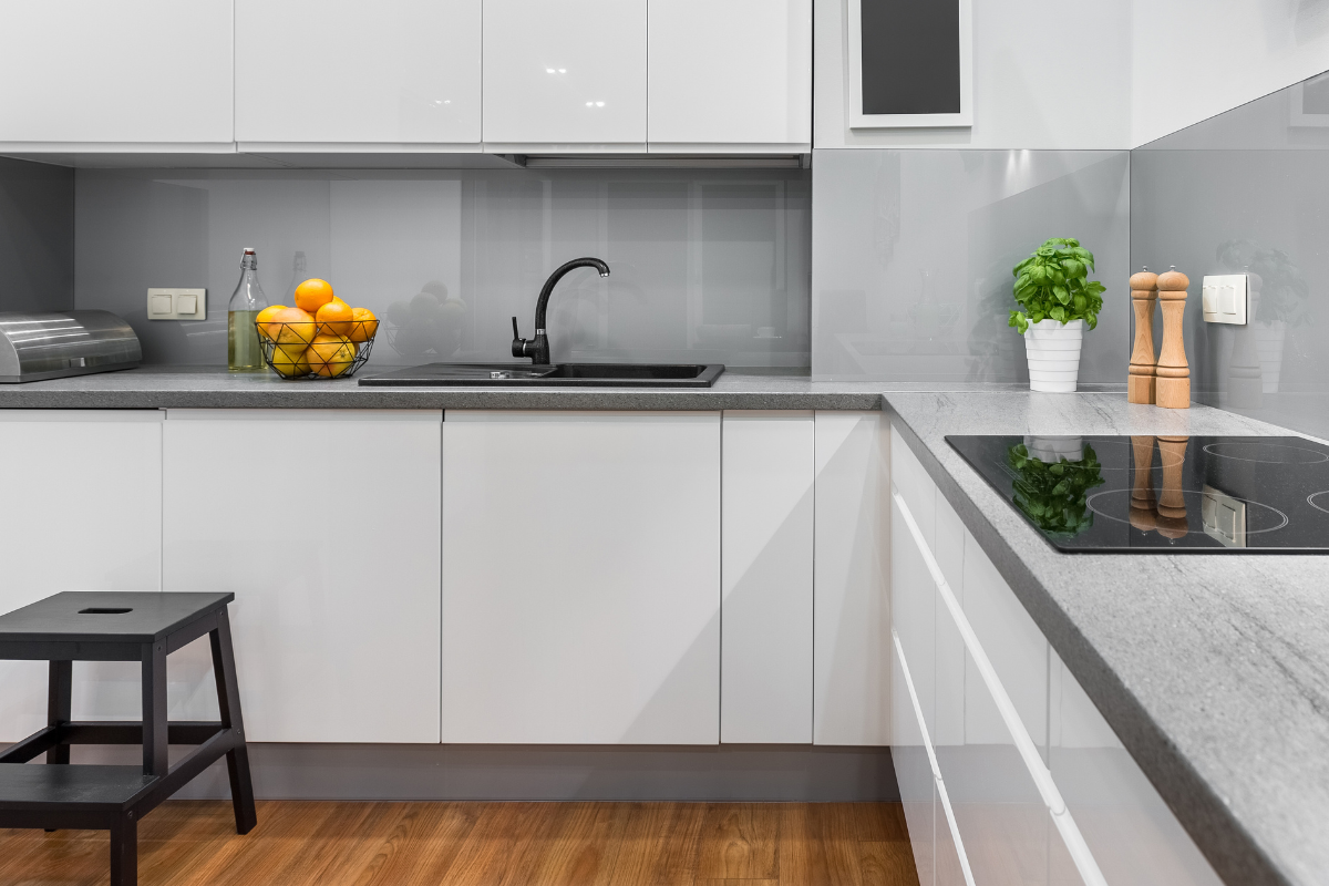 Weiße Küche und moderne Möblierung: Tipps für ein elegantes Ambiente