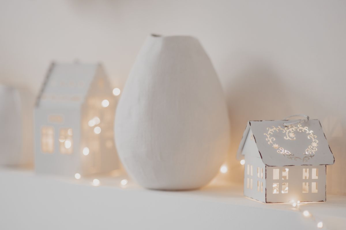 Colores de los muebles de Navidad - decoraciones blancas para el hogar en estilo minimalista
