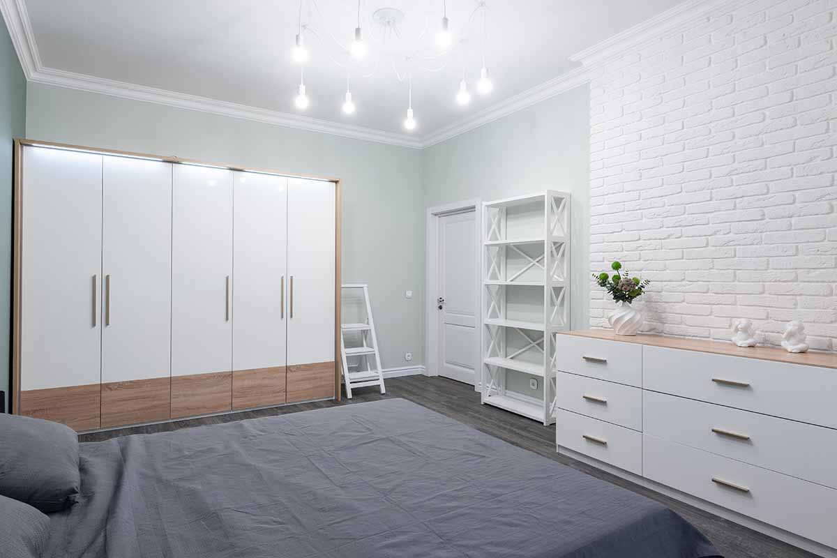 Si tu dormitorio no es muy grande y tienes un armario, en él puedes  instalar…  Diseño de armario para dormitorio, Puertas corredizas para  closet, Puertas de closet