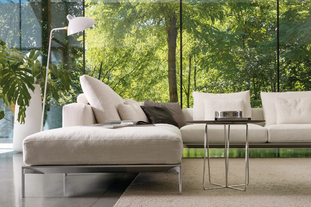 Colocación del sofá: ¿mejor debajo o delante de la ventana?