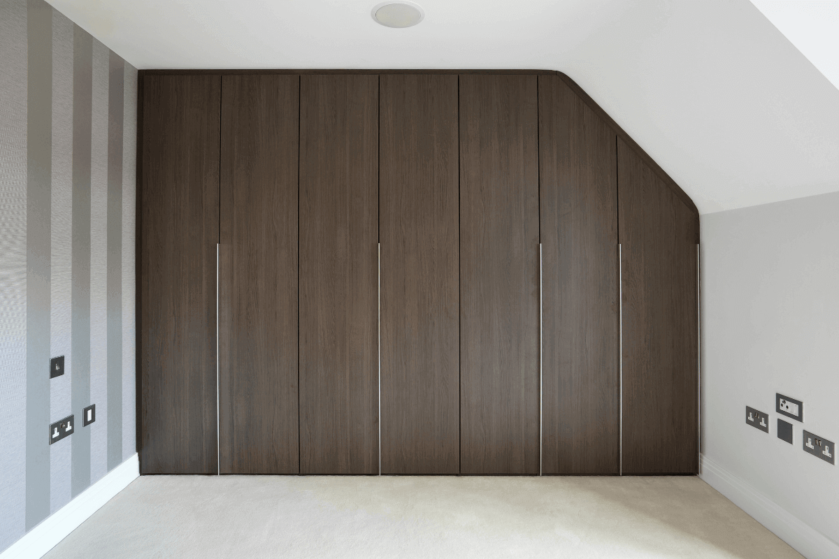 Wardrobe door opening systems: which to choose between handle and groove?