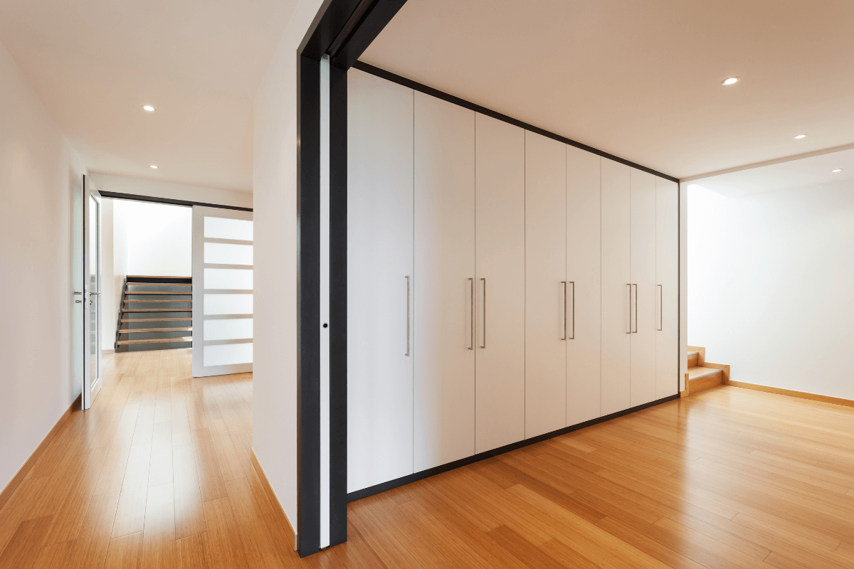 Wardrobe door opening systems: which to choose between handle and groove?