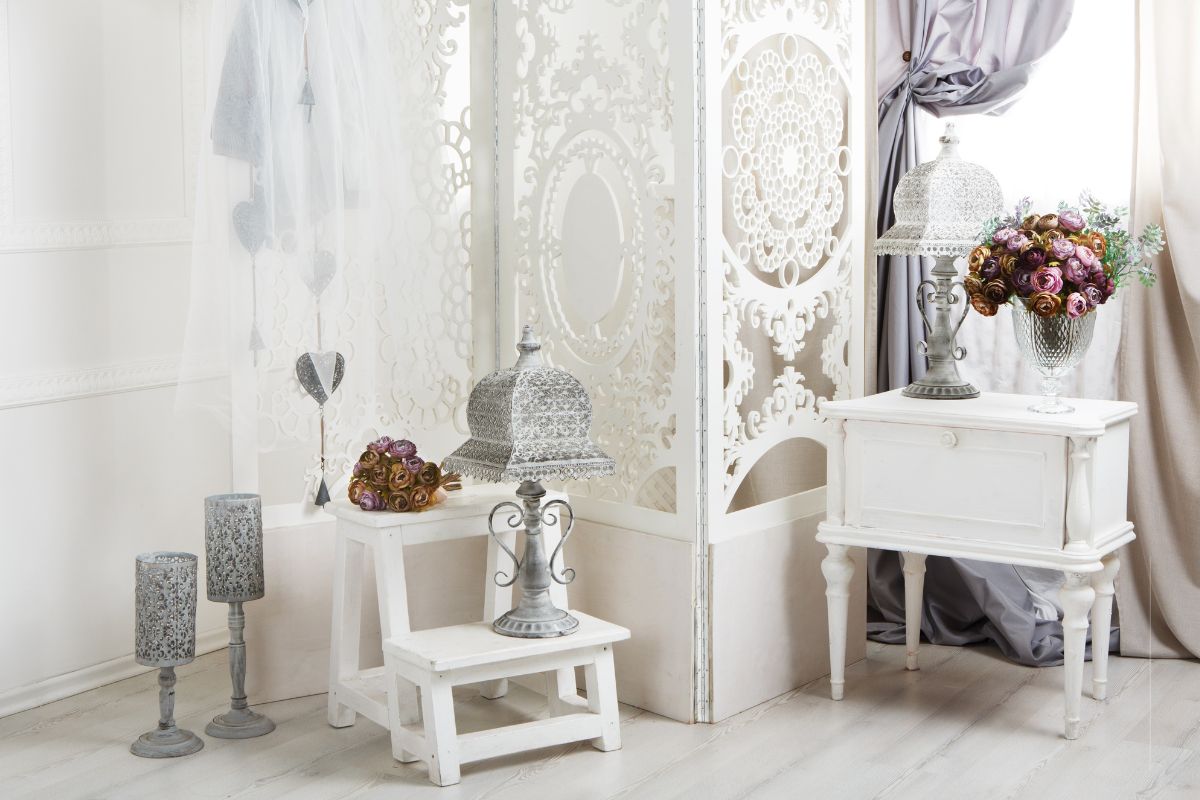Furnishing the bedroom in shabby chic style