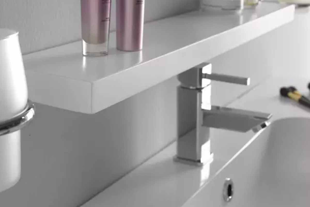 Ergänzungen aus Kunstharz für das Badezimmer: die Badezimmerplatte