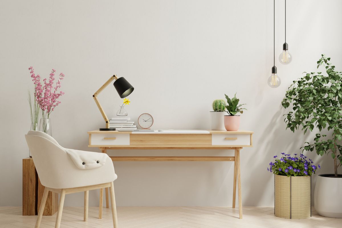 Farbiger Holzstuhl: modernes Design für eleganten Stil