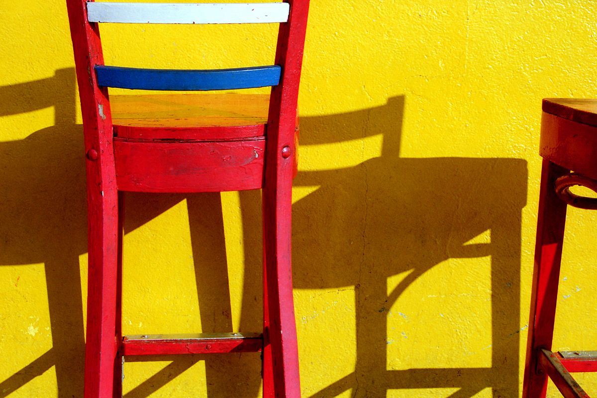 Coloured wooden chair: modern design for elegant style