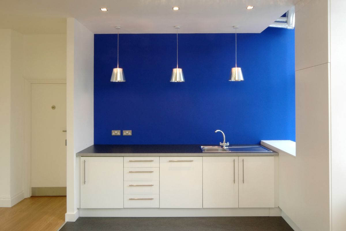 Cucina parete blu elettrico 