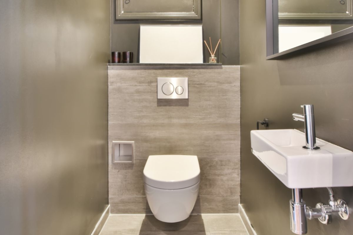 Petits sanitaires élégants pour une salle de bain dans un style moderne