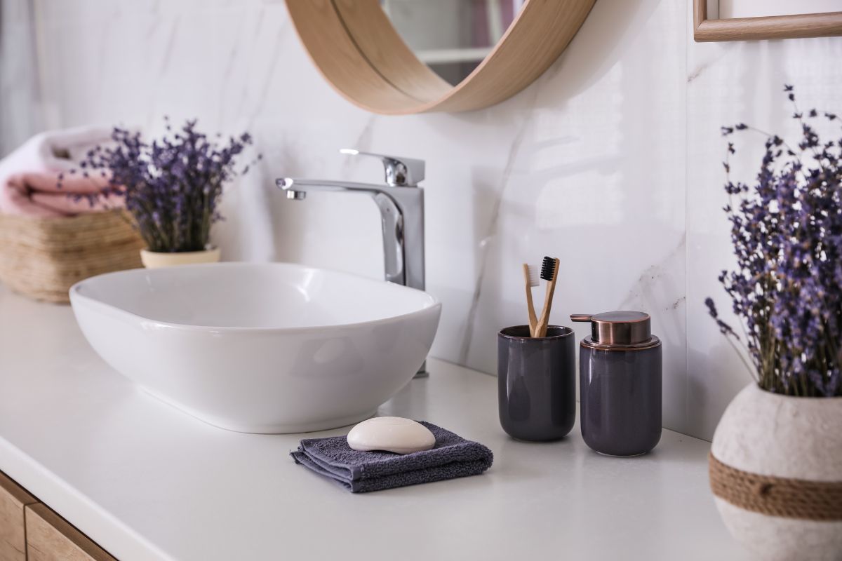 Set accessori per il bagno piccolo moderno