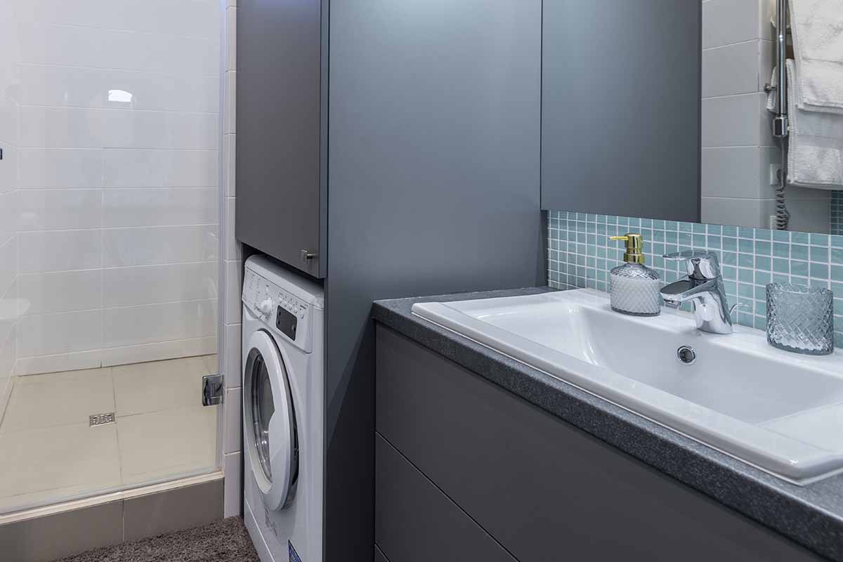 Badezimmer mit Waschmaschine modern und elegant