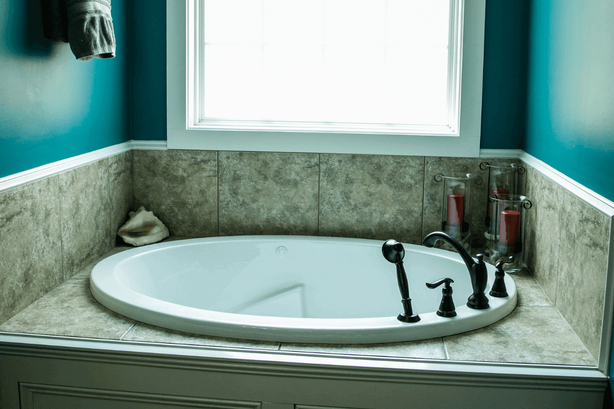 Ideen für ein tealfarbenes Badezimmer: Fliesen, Mosaik und Möbel