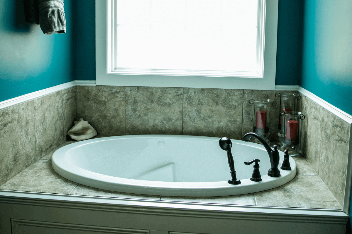 Ideas for a teal bathroom: tiles, mosaic and furniture