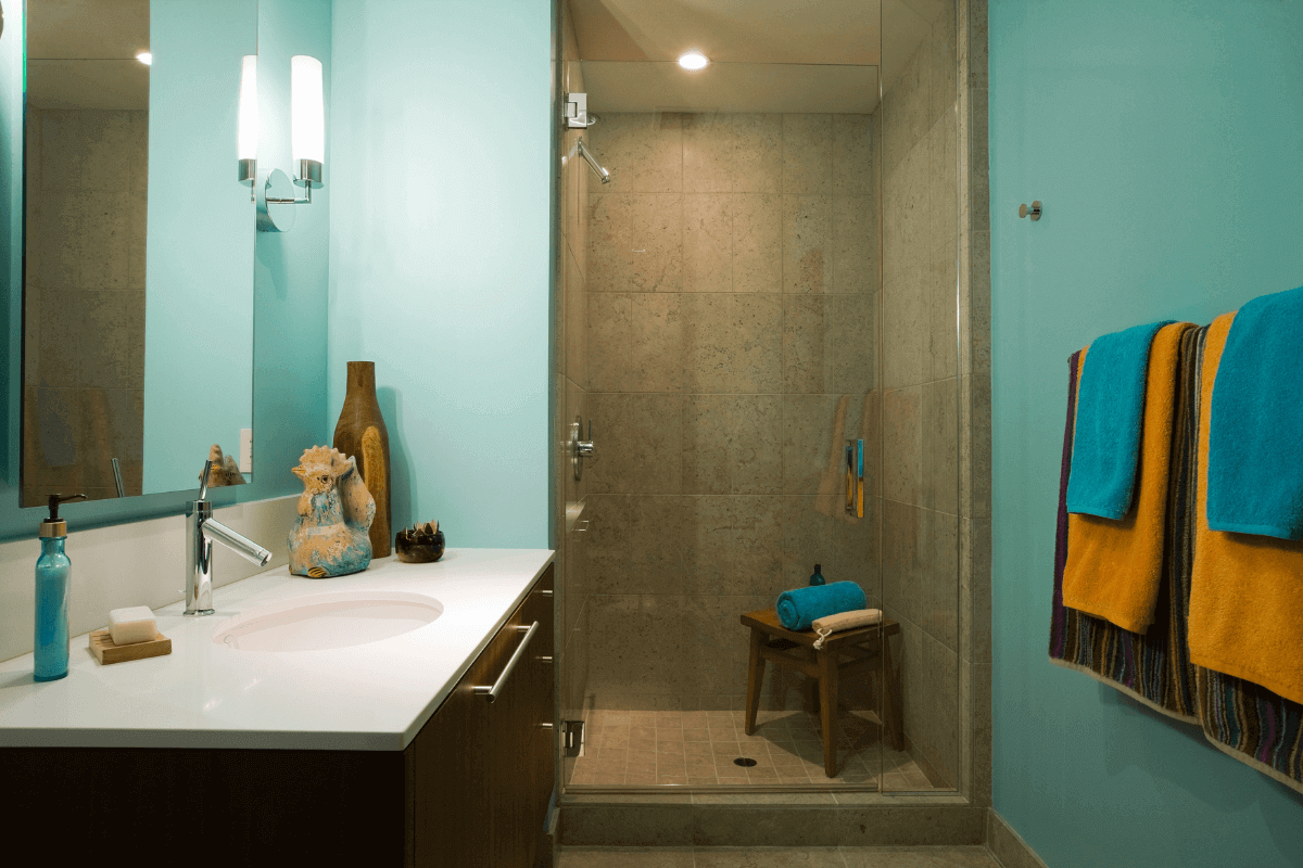 Ideas for a teal bathroom: tiles, mosaic and furniture