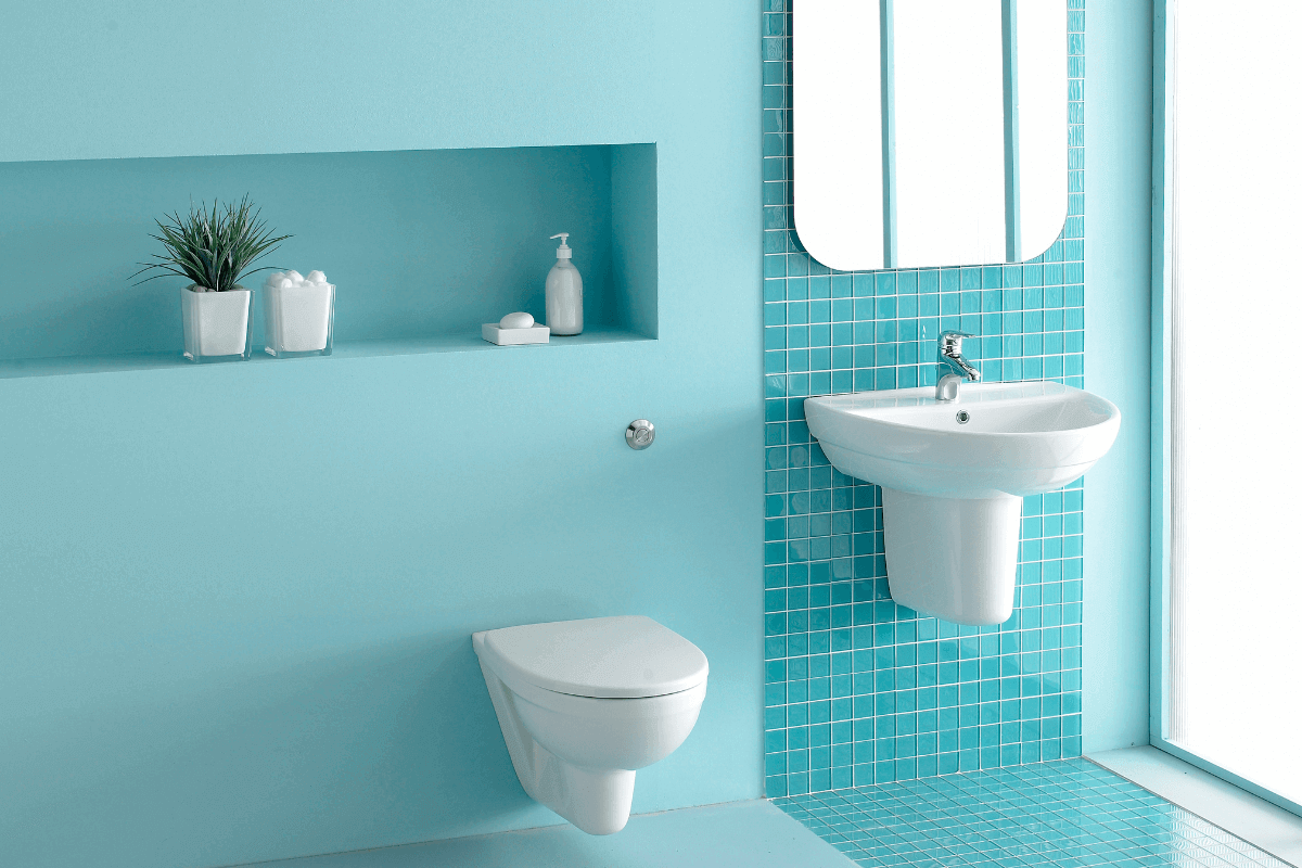 Ideas for a teal bathroom: tiles, mosaic and furniture