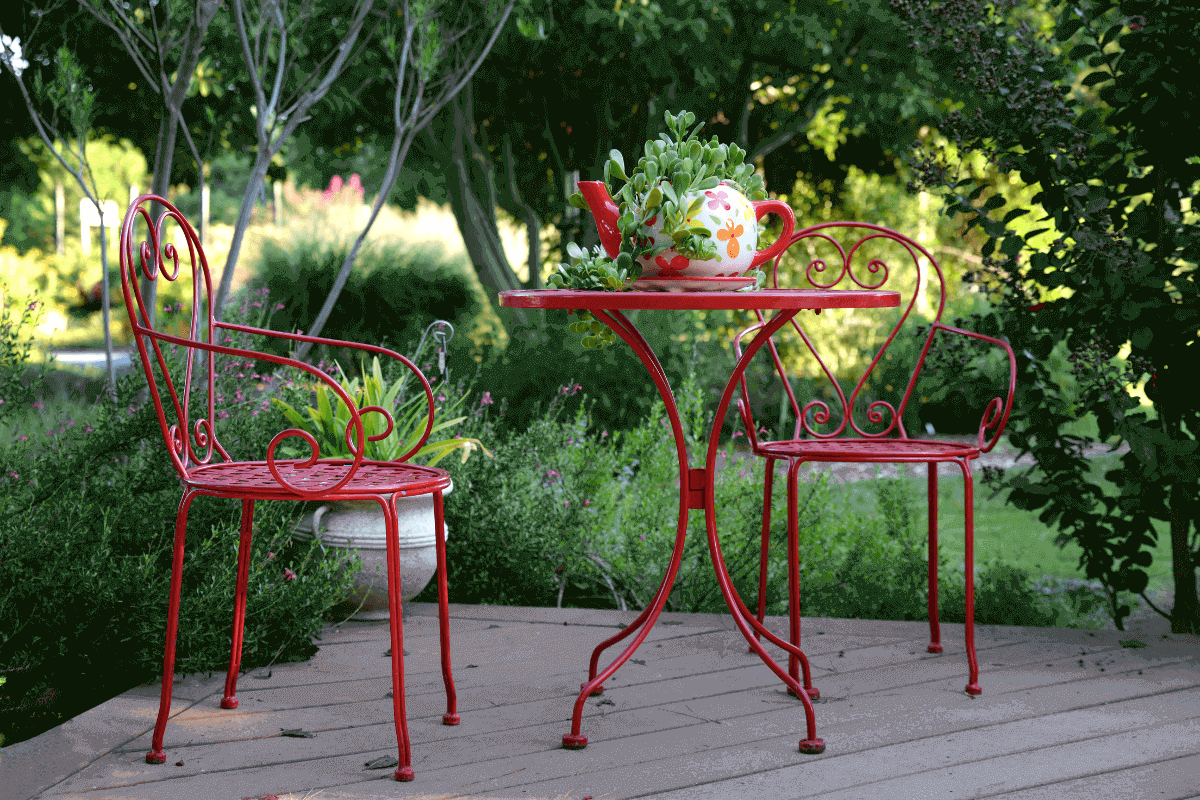 How to decorate a garden table: what to put on it