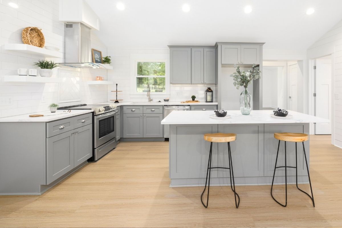 Kitchen with island and table: inspirational ideas