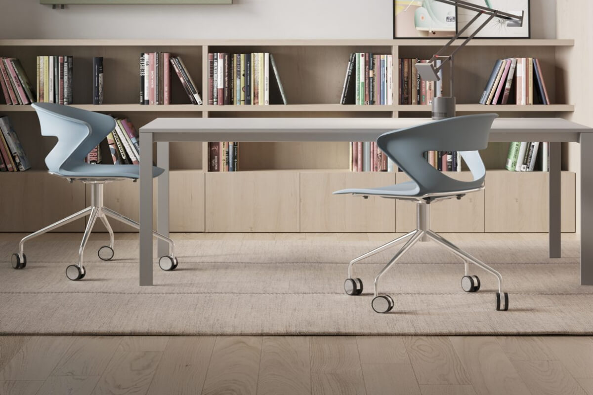 Büromöbel: Stühle und Schreibtische für ein modernes Büro