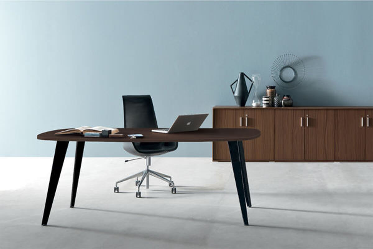 Asientos y escritorios para una oficina elegante y moderna