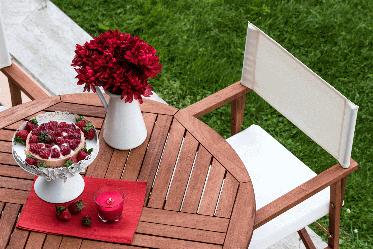 Oils for outdoor garden furniture: tips and application guide