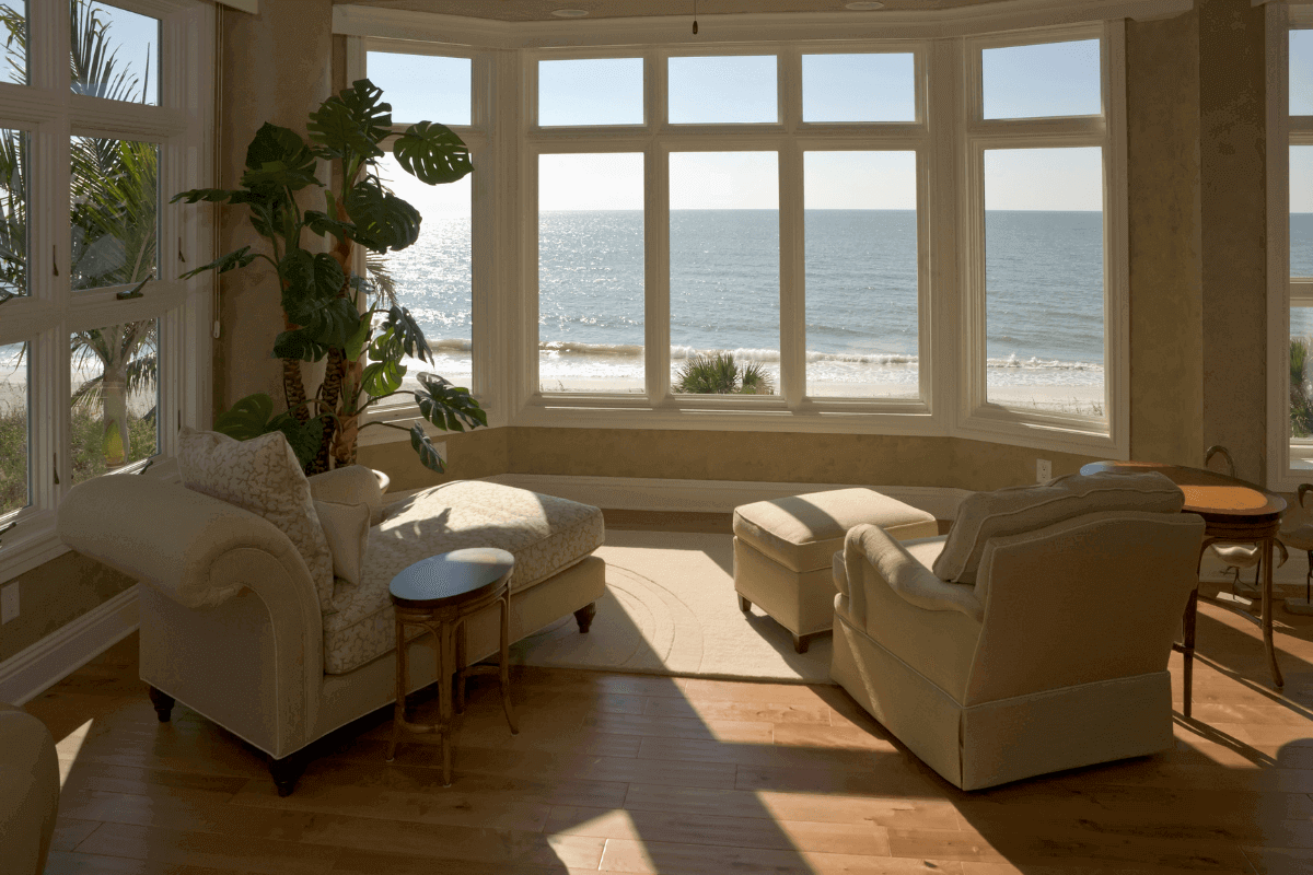 Modernes Einrichten einer Wohnung am Meer