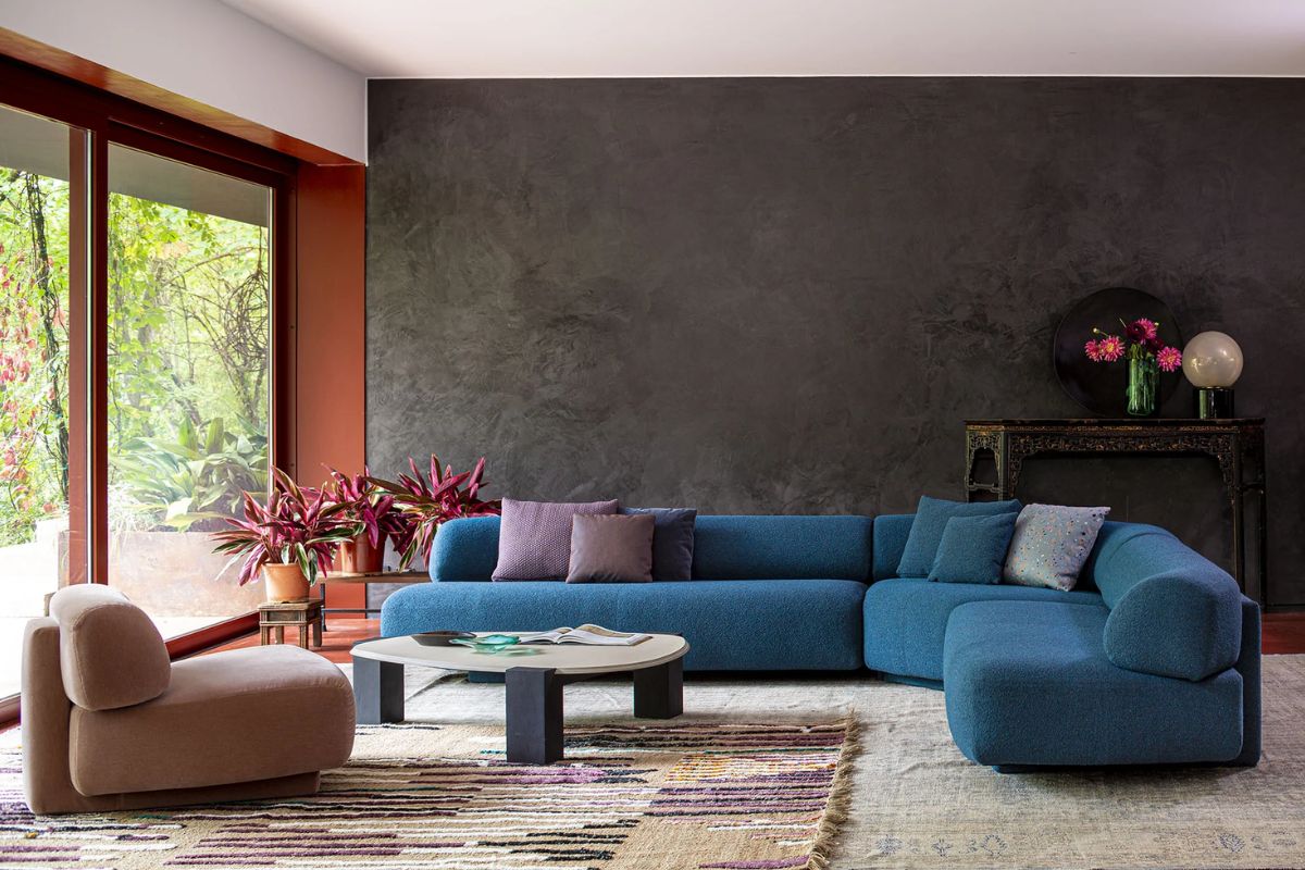 How to arrange sofas in the living room: guide and tips