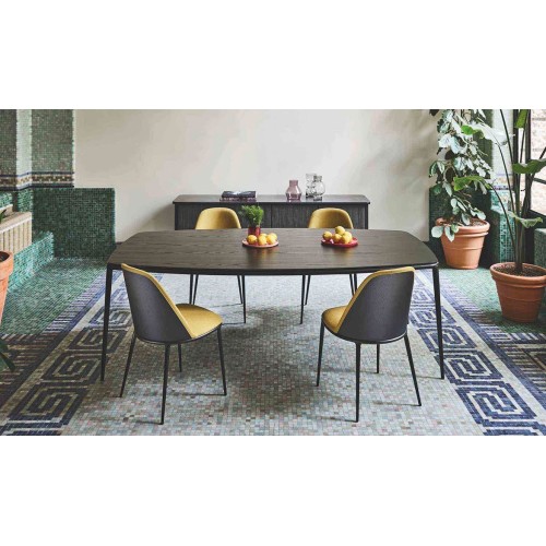 Lea Midj fester Tisch