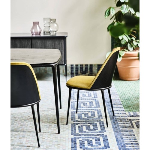 Lea Midj fester Tisch