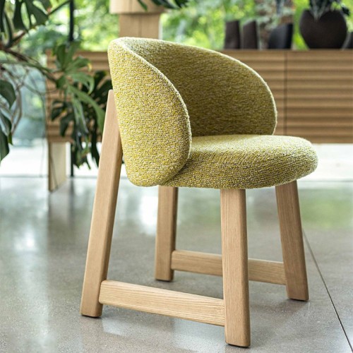 Gepolsterter Sessel Pheaby Moroso – Moderne Holzbasis